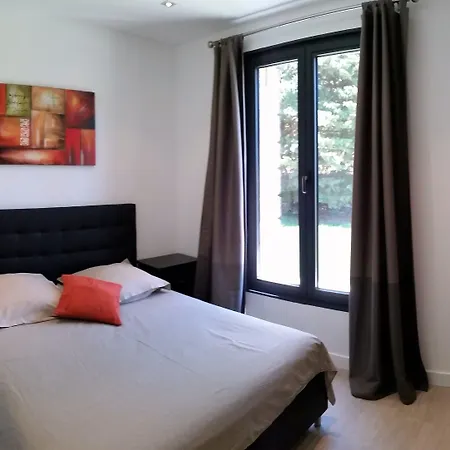 Отель Particulier Parking Gratuit Piscine Chauffee Каси