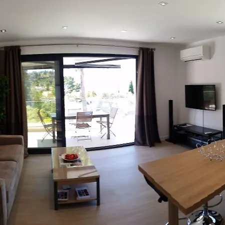 Отель Particulier Parking Gratuit Piscine Chauffee Каси