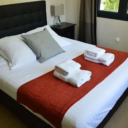 Отель Particulier Parking Gratuit Piscine Chauffee Каси